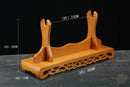 Supporto per katana in legno decorato con base intagliata, finitura naturale, misure 40x23x20cm. Supporto Katana Taiyou.