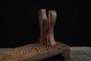Supporto per katana in legno scuro con sostegno curvo testurizzato su sfondo nero, che mette in risalto le eleganti venature. Supporto Katana H...