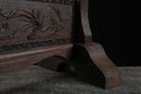 Primo piano del supporto in legno con elaborati intagli floreali su finitura scura, vista angolata che esalta la lavorazione artigianale. Supporto Katana Keshiki.