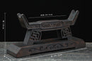 Supporto per katana in legno scuro decorato con motivi intagliati elaborati, vista laterale; dimensioni indicate in centimetri. Supporto Katana Douu.