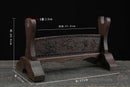 Supporto per katana in legno scuro decorato con scene naturali intagliate, con misure indicate, su sfondo nero. Supporto Katana Keshiki.