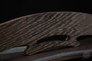 Primo piano di un legno tinto scuro con venature caratteristiche, che mette in risalto il design di un supporto per katana. Supporto Katana Otera all'estremità.